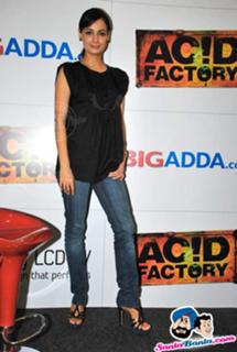 Dia Mirza feet photo thumbnail