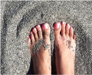 Athina Oikonomakou feet photo thumbnail