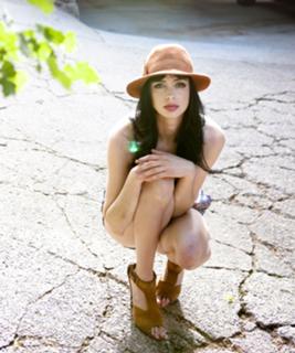 Krysten Ritter feet photo thumbnail