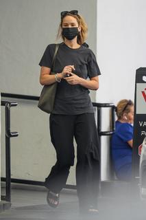 Jennifer Lawrence feet photo thumbnail