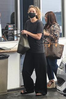 Jennifer Lawrence feet photo thumbnail
