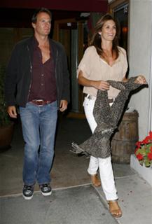 Cindy Crawford feet photo thumbnail