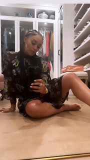 Tia Mowry feet photo thumbnail