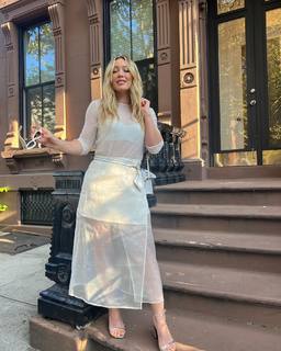 Hilary Duff feet photo thumbnail