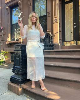 Hilary Duff feet photo thumbnail