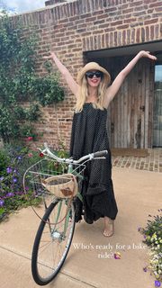 Julianne Hough feet photo thumbnail