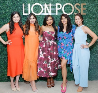 Mindy Kaling feet photo thumbnail