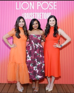 Mindy Kaling feet photo thumbnail
