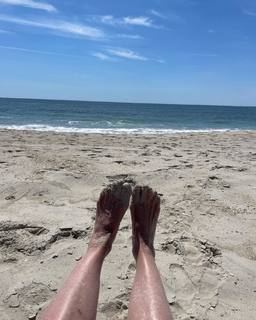 Lea Thompson feet photo 3