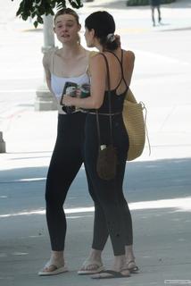 Elle Fanning feet photo thumbnail