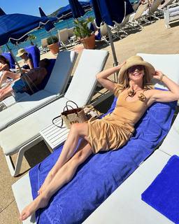 Julianne Hough feet photo thumbnail