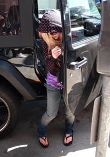 Avril Lavigne feet photo thumbnail