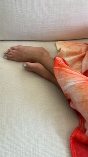 Elizabeth Banks feet photo thumbnail