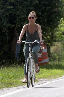 Jennifer Lopez feet photo thumbnail