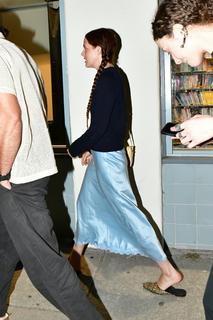 Riley Keough feet photo thumbnail