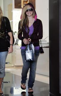 Avril Lavigne feet photo thumbnail