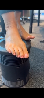 Kyle Unfug feet photo thumbnail