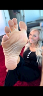 Kyle Unfug feet photo thumbnail