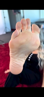 Kyle Unfug feet photo thumbnail