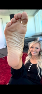 Kyle Unfug feet photo thumbnail