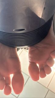 Kyle Unfug feet photo thumbnail