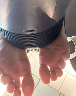 Kyle Unfug feet photo thumbnail