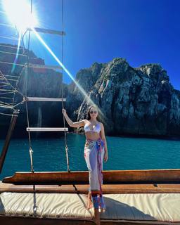 Larissa Manoela feet photo thumbnail