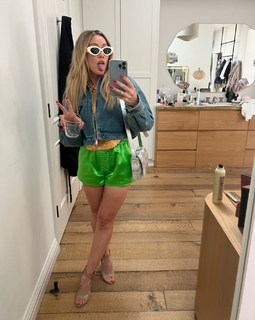 Hilary Duff feet photo thumbnail
