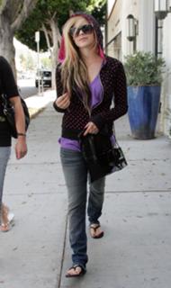 Avril Lavigne feet photo thumbnail