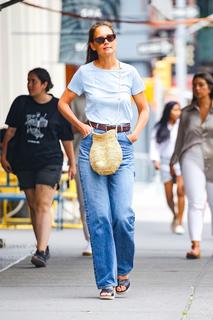 Katie Holmes feet photo thumbnail