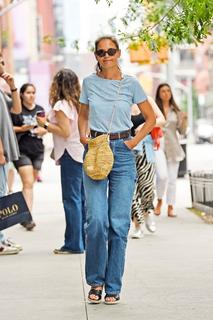 Katie Holmes feet photo thumbnail