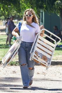Hilary Duff feet photo thumbnail