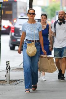Katie Holmes feet photo thumbnail