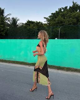 Charlotte McKinney feet photo thumbnail