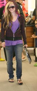 Avril Lavigne feet photo thumbnail