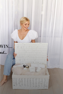Holly Willoughby feet photo thumbnail