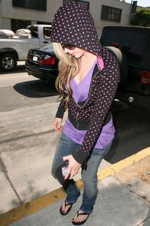 Avril Lavigne feet photo thumbnail