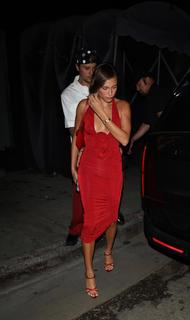Hailey Bieber feet photo thumbnail