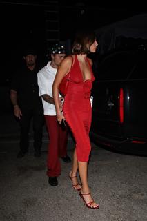 Hailey Bieber feet photo thumbnail