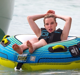 Helen Flanagan feet photo thumbnail