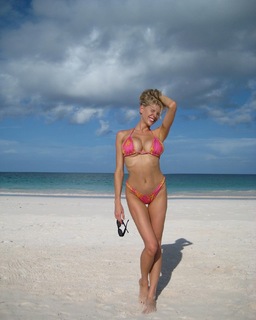Charlotte McKinney feet photo thumbnail