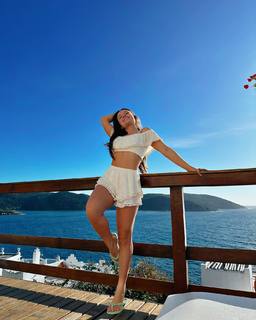 Larissa Manoela feet photo thumbnail
