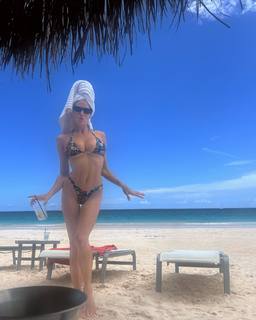 Charlotte McKinney feet photo thumbnail