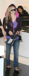 Avril Lavigne feet photo thumbnail