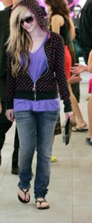 Avril Lavigne feet photo thumbnail