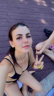 Victoria Justice feet photo thumbnail