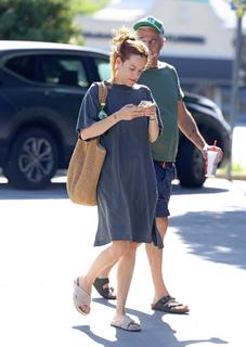 Riley Keough feet photo thumbnail