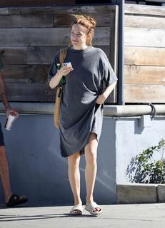 Riley Keough feet photo thumbnail