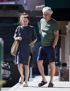 Riley Keough feet photo thumbnail