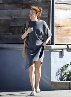 Riley Keough feet photo thumbnail